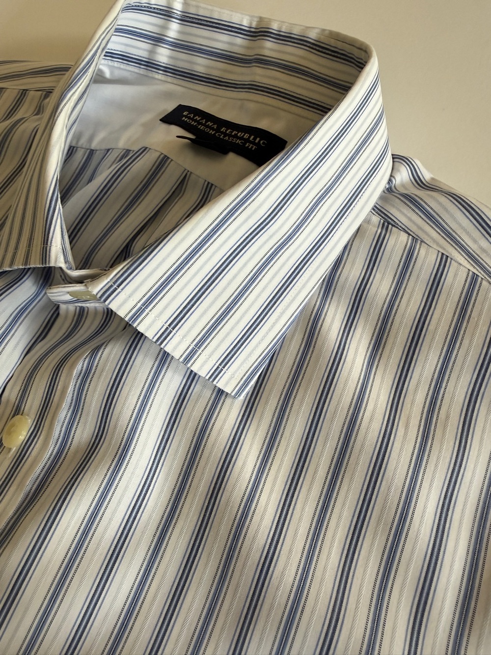 Banana Republic Men’s Non-Iron Classic Fit Dress Shirt Large 16–16½ Blue Stripe